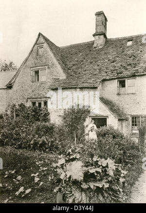 Una piastra collotipia intitolata " Una casa di Chedworth, Glos.' scansionati ad alta risoluzione da un libro pubblicato nel 1905. Foto Stock