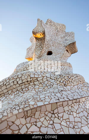 Dettaglio di un camino presso la terrazza della Casa Milà o La Pedrera progettato da Antoni Gaudi, Barcellona, Spagna, Europa Foto Stock