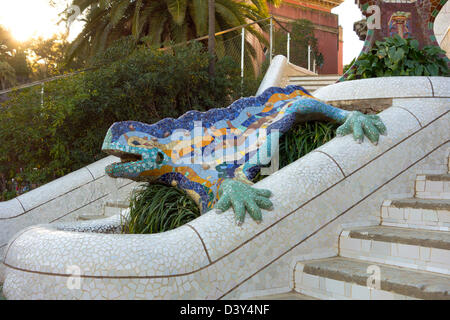 Mosaico colourful lizard fontana da Gaudi presso il Parc Güell, Barcellona, Spagna, Europa Foto Stock