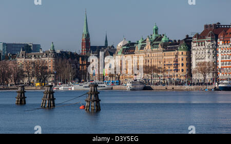 Eleganti edifici di Strandvägen nel centro di Stoccolma in Svezia, come si vede dal gelido Nybroviken porto. Foto Stock