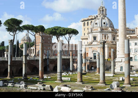 Il Foro di Traiano a Roma , Italia. Vista da Mercati di Traiano guardando verso la via dei Fori Imperiali Imperali. Foto Stock