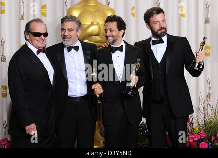 Los Angeles, Stati Uniti d'America. 24 febbraio 2013. Jack Nicholson, George Clooney, Grant Heslov e Ben Affleck in i vincitori press room all'ottantacinquesimo Accademia annuale Premi Oscar, Los Angeles, America - 24 Feb 2013. Credito: Sydney Alford / Alamy Live News Foto Stock