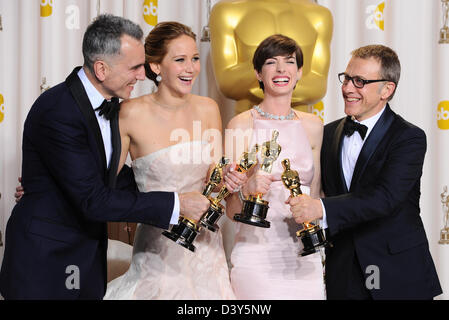 Los Angeles, Stati Uniti d'America. 24 febbraio 2013. Daniel Day-Lewis, Jennifer Lawrence, Anne Hathaway e Christoph Waltz in i vincitori press room all'ottantacinquesimo Accademia annuale Premi Oscar, Los Angeles, America - 24 Feb 2013. Credito: Sydney Alford / Alamy Live News Foto Stock