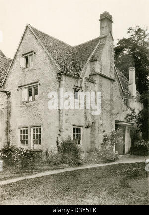 Una piastra collotipia ' un cottage a Woodchester, vicino a Stroud, Glos.' scansionati ad alta risoluzione da un libro pubblicato nel 1905. Foto Stock