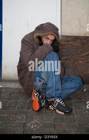 Senzatetto e il fenomeno dei senzatetto e traversina ruvida; vivere sulle strade, porta, dormendo, povertà, disoccupazione, benessere, mendicante, tramp, in Preston, Regno Unito Foto Stock