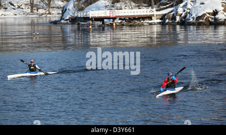 Due uomini kayak vicino a Djurgården durante l'inverno a Stoccolma Svezia Foto Stock
