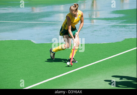 Celia Evans South African giocatore di hockey in fase di riscaldamento mentre il passo è irrigato a Hartleyvale stadium Città del Capo Sud Africa Foto Stock