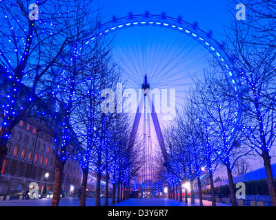 Il London Eye con luci ad albero al tramonto South Bank di Londra, Inghilterra UK- Ian Shaw Foto Stock