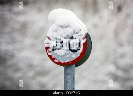 Una coperta di neve 40 miglia per ora segnale di limite di velocità. Foto Stock