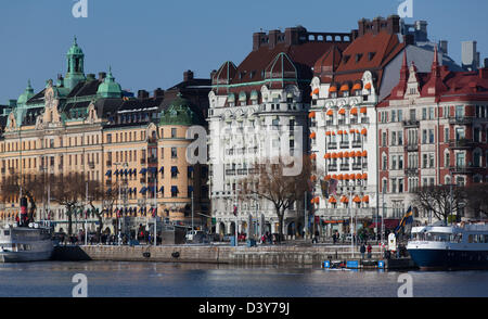 Eleganti edifici di Strandvägen nel centro di Stoccolma in Svezia, come si vede dal gelido Nybroviken porto. Foto Stock