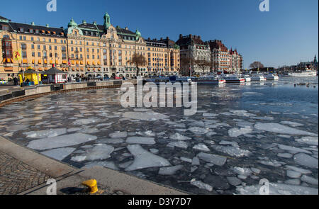 Eleganti edifici di Strandvägen nel centro di Stoccolma in Svezia, come si vede dal gelido Nybroviken porto. Foto Stock