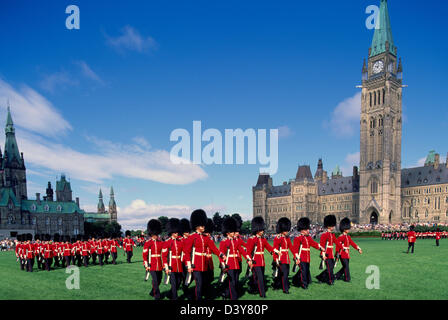 Gli edifici del Parlamento europeo sulla Collina del Parlamento, Ottawa, Ontario, Canada - cerimonia del Cambio della Guardia, Torre di pace e blocco di Centro Foto Stock