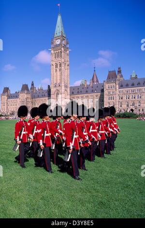 Gli edifici del Parlamento europeo sulla Collina del Parlamento, Ottawa, Ontario, Canada - cerimonia del Cambio della Guardia, Torre di pace e blocco di Centro Foto Stock