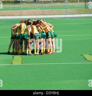 Team huddle la Sud Africa Ladies team di hockey a Hartleyvale Stadium Cape Town Febbraio 2013 Foto Stock