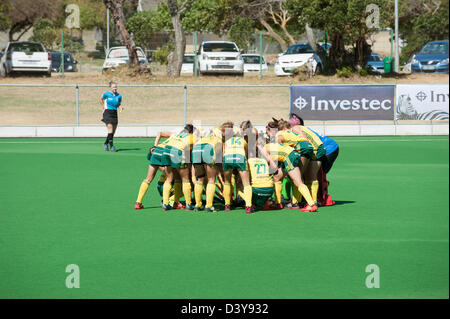 Team huddle la Sud Africa Ladies team di hockey a Hartleyvale Stadium Cape Town Febbraio 2013 Foto Stock