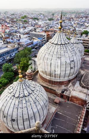 Panoramica aerea di Vecchia Delhi dal minareto della Jamaa Masjid moschea con cupole in primo piano. Delhi, India Foto Stock