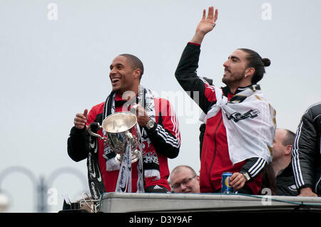 Swansea, Wales, Regno Unito. Il 26 febbraio 2013. Ashley Williams e Chico Flores celebrando conquistando la capitale Cup Trofeo a Wembley domenica con un autobus aperto sul tetto homecoming parade attraverso il centro di Swansea. Credito: Phil Rees / Alamy Live News Foto Stock