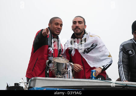 Swansea, Wales, Regno Unito. Il 26 febbraio 2013. Ashley Williams, Chico Flores e Michel Vorm celebrando conquistando la capitale Cup Trofeo a Wembley domenica con un autobus aperto sul tetto homecoming parade attraverso il centro di Swansea. Credito: Phil Rees / Alamy Live News Foto Stock