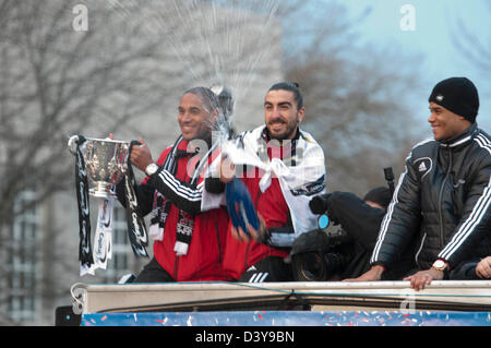 Swansea, Wales, Regno Unito. Il 26 febbraio 2013. Ashley Williams, Chico Flores e Michel Vorm celebrando conquistando la capitale Cup Trofeo a Wembley domenica con un autobus aperto sul tetto homecoming parade attraverso il centro di Swansea. Credito: Phil Rees / Alamy Live News Foto Stock