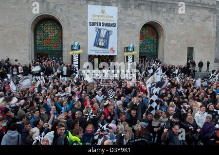 Swansea, Wales, Regno Unito. Il 26 febbraio 2013. Swansea City FC tifosi fuori il Brangwyn Hall a Swansea stasera durante celebrato nella città dopo il loro capitale vittoria della Coppa a Wembley durante il fine settimana. Credito: Phil Rees / Alamy Live News Foto Stock