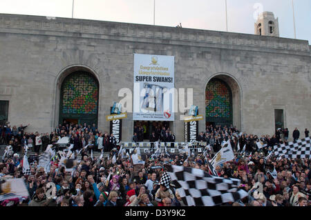 Swansea, Wales, Regno Unito. Il 26 febbraio 2013. Swansea City FC tifosi fuori il Brangwyn Hall a Swansea stasera durante celebrato nella città dopo il loro capitale vittoria della Coppa a Wembley durante il fine settimana. Credito: Phil Rees / Alamy Live News Foto Stock