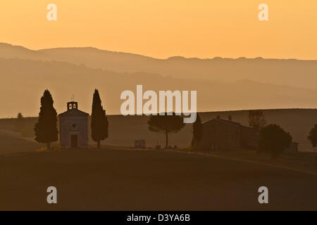 Cappella della Madonna di Vitaleta, val d'Orcia, vicino a Pienza, Toscana, Italia Foto Stock