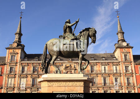 Plaza Mayor Madrid Spagna con la statua di re Filippo III Foto Stock