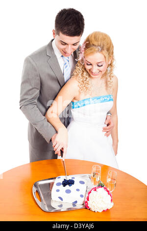 Felice sposa e lo sposo insieme il taglio di torta di nozze, isolato su sfondo bianco. Foto Stock