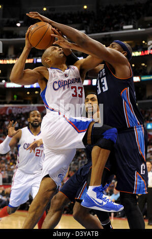 Los Angeles, California, USA. Il 26 febbraio 2013. Los Angeles, CA. Los Angeles Clippers le piccole avanti Grant Hill (33) aziona il carrello per un lay up e viene bloccato da Charlotte Bobcats center Brendan Haywood (33) durante il gioco NBA tra i Los Angeles Clippers e il Charlotte Bobcats a Staples Center a Los Angeles, CA. David cofano/CSM/Alamy Live News Foto Stock