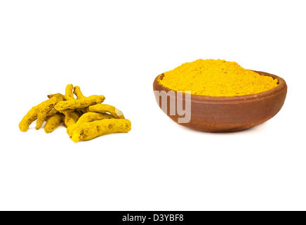 Curcuma radice e la curcuma in polvere - Isolato su bianco. Foto Stock