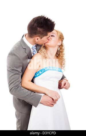 Ritratto di nozze della sposa e lo sposo baciare, isolato su sfondo bianco. Foto Stock