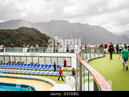 La nave di crociera i passeggeri sul ponte la visualizzazione spettacolare Milford Sound, Isola del Sud, Nuova Zelanda Foto Stock