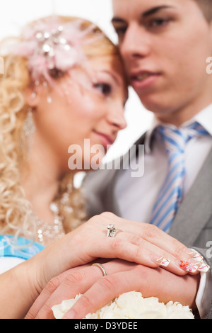 Dettaglio di nozze della sposa e lo sposo. Profondità di campo con il focus sulle mani. Foto Stock