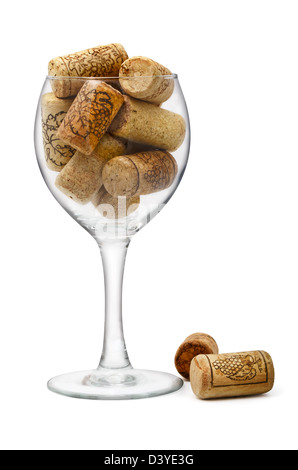 Il vino di vetro riempita con tappi di bottiglie isolato su bianco Foto Stock