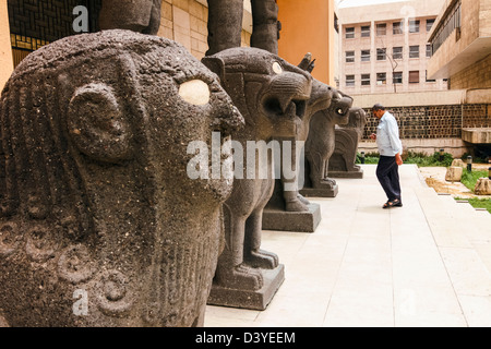 Tell Halaf sfingi repliche presso l'entrata principale ad Aleppo Museo nazionale siria Foto Stock