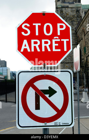 Bilingual segno di stop in francese e in inglese con il n. a destra segno Ottawa Ontario Canada Foto Stock