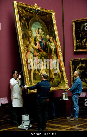 Dresden, Germania, restauratori polvere Madonna con San Giorgio di Correggio Foto Stock