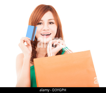 Sorridente giovane donna azienda carta di credito con shopping bag Foto Stock