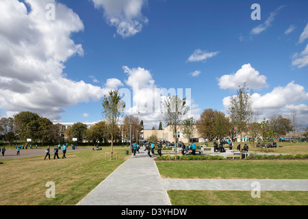 Thomas Tallis School, Greenwich, Regno Unito. Architetto: John McAslan & Partners, 2012. Verde paesaggistici giardini con la passerella Foto Stock