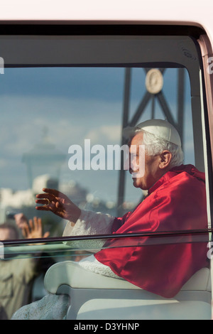 Papa emerito Benedetto XVI nell'popemobile sulla sua visita a Londra, Inghilterra, Regno Unito, 2011 Foto Stock