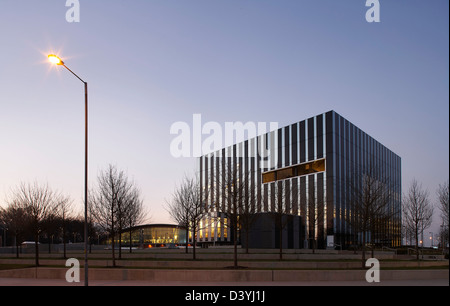 CORBY CUBO, Corby, Regno Unito. Architetto: Hawkins Brown Architects LLP, 2010. Vista globale con un quadrato con il cubo e contesto Foto Stock