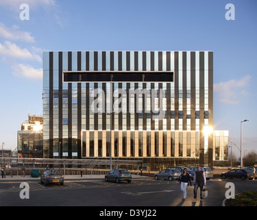 CORBY CUBO, Corby, Regno Unito. Architetto: Hawkins Brown Architects LLP, 2010. Mondana di elevazione con parcheggio auto e contesto. Foto Stock
