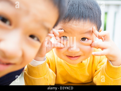 Due felici i bambini asiatici Foto Stock