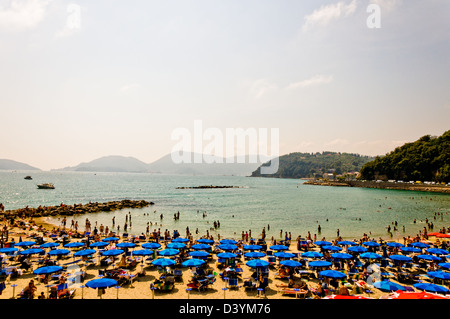 Affollata spiaggia sul Mar Ligure, Lerici , Italia Foto Stock