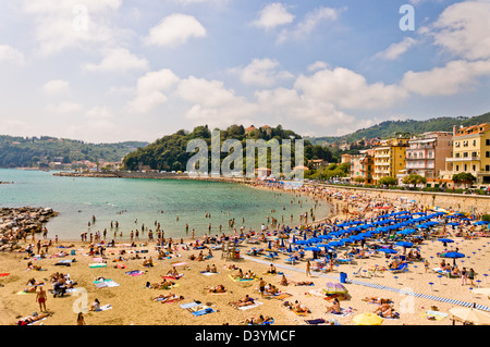 Affollata spiaggia sul Mar Ligure, Lerici , Italia Foto Stock