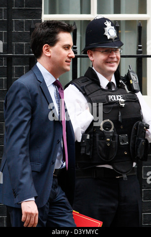La manodopera MP Ed Miliband passa a funzionari di polizia come egli lascia il numero 10 di Downing street di Westminster a Londra il 24 marzo 2010. Foto Stock