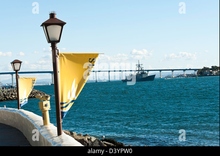 La fregata USS Vandegrift FFG 48 entrando in porto sotto il ponte di Coronado Seaport Village San Diego in California, Stati Uniti d'America Foto Stock