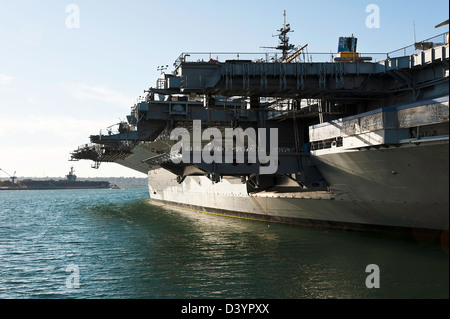 I pensionati degli Stati Uniti d'America Navy portaerei USS Midway ora un museo inserito in San Diego California USA Foto Stock