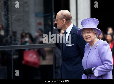 Londra, Regno Unito. Mercoledì 27 febbraio 2013. Royal la Sua Maestà la Regina Elisabetta II e il Duca di Edinborough visitate il nuovo Centro Nazionale per la ricerca di intestino e innovazione chirurgica in Londra, Regno Unito. Credito: Michael Kemp/ Alamy Live News Foto Stock