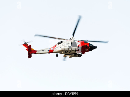 La guardia costiera statunitense Sikorsky HH-60J elicottero 6041 di pattuglia su San Diego California Stati Uniti America STATI UNITI D'AMERICA Foto Stock